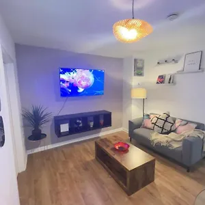 Lively 1 Bed In Buzzing East London! Apartment London